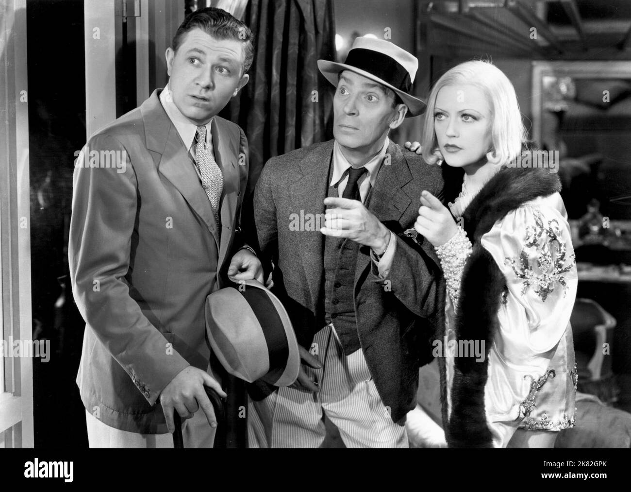 Stuart Erwin, Ned Sparks & Marion Davies Film Going Hollywood (USA 1933) Charaktere: Ernest P. Baker, Conroy, Sylvia Bruce Regie: Raoul Walsh 22. Dezember 1933 **WARNUNG** dieses Foto ist nur für redaktionelle Zwecke bestimmt und unterliegt dem Copyright von MGM und/oder dem Fotografen, der von der Film or Production Company zugewiesen wurde. Eine obligatorische Gutschrift an MGM ist erforderlich. Der Fotograf sollte ebenfalls angerechnet werden, wenn er bekannt ist. Ohne schriftliche Genehmigung der Film Company kann keine kommerzielle Nutzung gewährt werden. Stockfoto