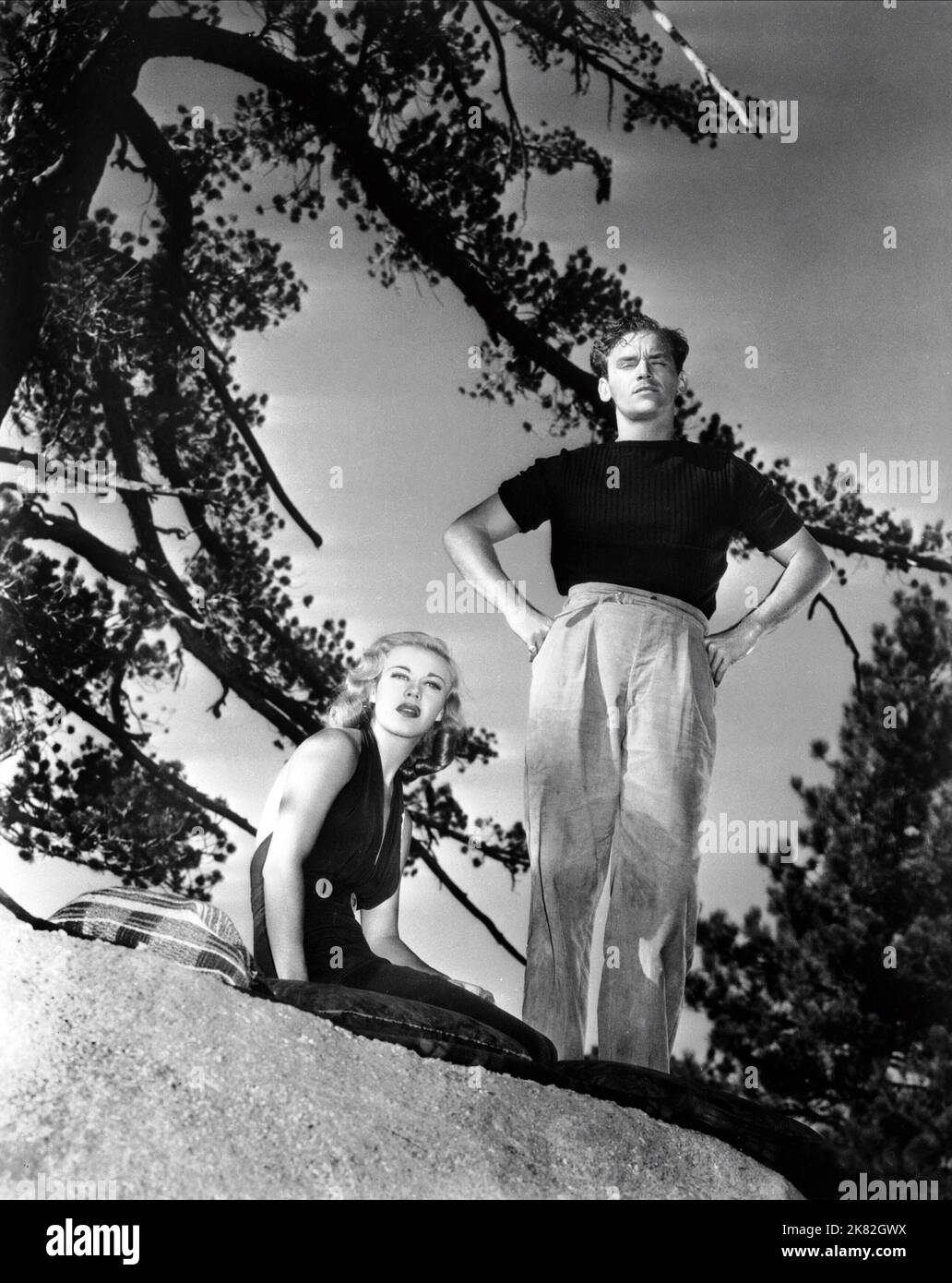 Ginger Rogers & Douglas Fairbanks Jr. Film: Having Wonderful Time (1938) Charaktere: Teddy Shaw, Chick Kirkland Regie: Alfred Santell 01 July 1938 **WARNUNG** Dieses Foto ist nur für redaktionelle Verwendung bestimmt und unterliegt dem Copyright von RKO und/oder dem von der Film- oder Produktionsfirma beauftragten Fotografen und kann nur durch Publikationen im Zusammenhang mit der Bewerbung des oben genannten Films reproduziert werden. Eine obligatorische Gutschrift an RKO ist erforderlich. Der Fotograf sollte auch bei Bekanntwerden des Fotos gutgeschrieben werden. Ohne schriftliche Genehmigung der Film Company kann keine kommerzielle Nutzung gewährt werden. Stockfoto