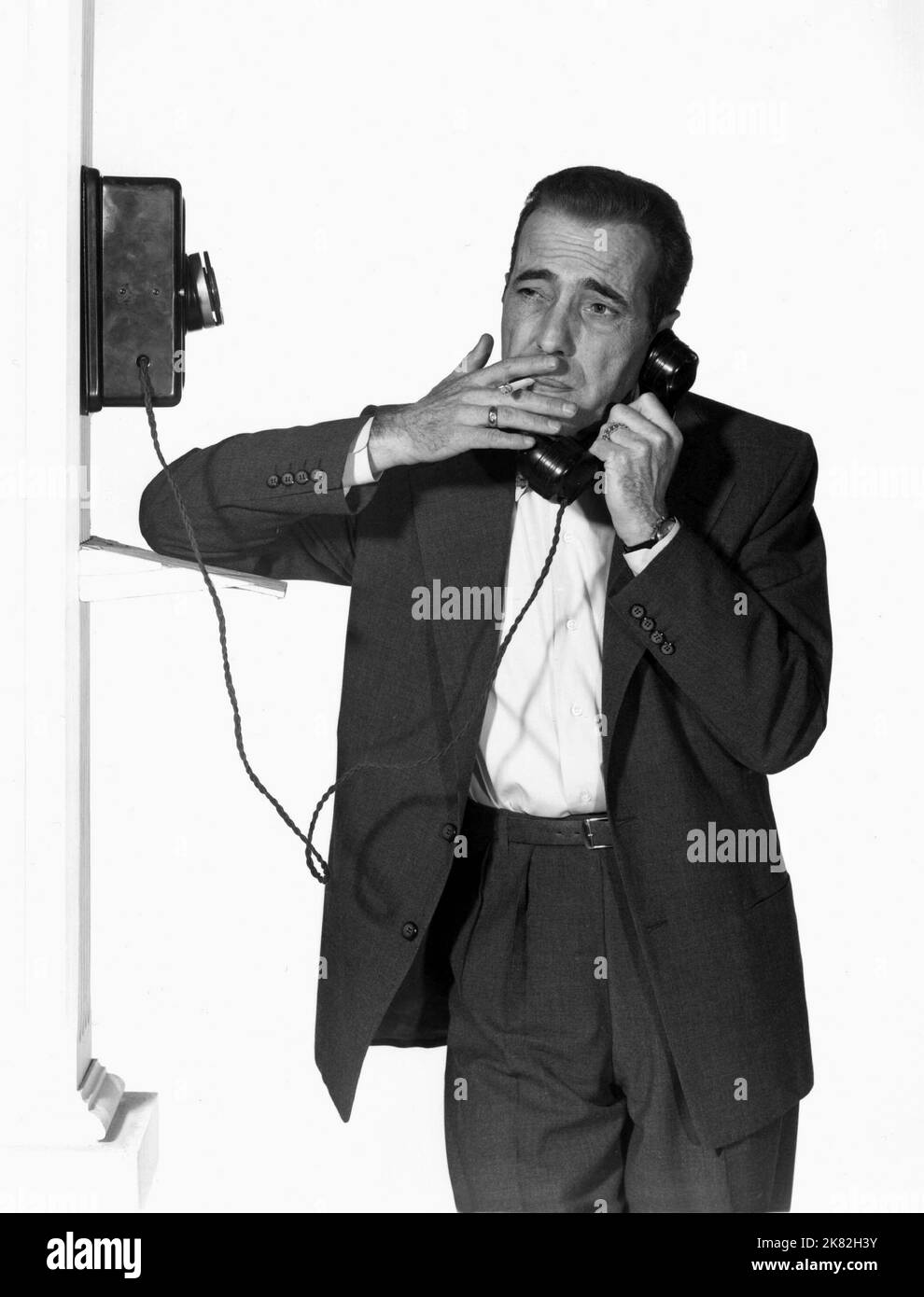 Humphrey Bogart Film The Roaring Twenties (USA 1939) Charaktere: George Hally Regie: Raoul Walsh 28. Oktober 1939 **WARNUNG** dieses Foto ist nur für redaktionelle Zwecke bestimmt und ist urheberrechtlich geschützt von WARNER BROS. Und/oder dem von der Film- oder Produktionsgesellschaft beauftragten Fotografen und dürfen nur durch Veröffentlichungen in Verbindung mit der Werbung für den oben genannten Film reproduziert werden. Eine obligatorische Gutschrift an WARNER BROS. Ist erforderlich. Der Fotograf sollte ebenfalls angerechnet werden, wenn er bekannt ist. Ohne schriftliche Genehmigung der Film Company kann keine kommerzielle Nutzung gewährt werden. Stockfoto