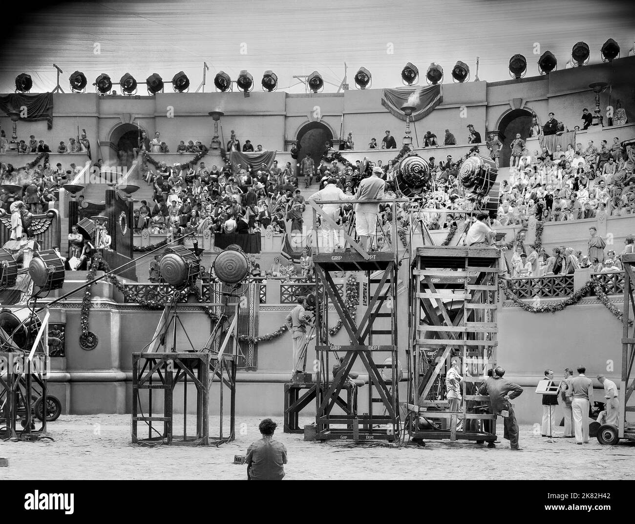Film Set Film das Zeichen des Kreuzes (USA 1932) Regie: Cecil B. DeMille 30 November 1932 **WARNUNG** dieses Foto ist nur für redaktionelle Zwecke bestimmt und unterliegt dem Urheberrecht von PARAMOUNT PICTURES und/oder dem von der Film- oder Produktionsgesellschaft beauftragten Fotografen und darf nur durch Veröffentlichungen in Verbindung mit der Werbung für den oben genannten Film reproduziert werden. Es ist eine obligatorische Gutschrift erforderlich, um BILDER ZU ÜBERSCHNEIDEN. Der Fotograf sollte ebenfalls angerechnet werden, wenn er bekannt ist. Ohne schriftliche Genehmigung der Film Company kann keine kommerzielle Nutzung gewährt werden. Stockfoto