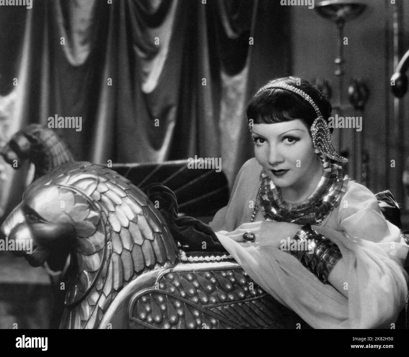 Claudette Colbert Film Cleopatra (USA 1934) Charaktere: Cleopatra Regie: Cecil B. DeMille 05. Oktober 1934 **WARNUNG** dieses Foto ist nur für redaktionelle Zwecke bestimmt und unterliegt dem Urheberrecht von PARAMOUNT und/oder dem Fotografen, der von der Film- oder Produktionsgesellschaft beauftragt wurde, und kann nur durch Veröffentlichungen in Verbindung mit der Werbung für den oben genannten Film reproduziert werden. Es ist eine obligatorische Gutschrift bis ÜBERGEORDNETEN BETRAG erforderlich. Der Fotograf sollte ebenfalls angerechnet werden, wenn er bekannt ist. Ohne schriftliche Genehmigung der Film Company kann keine kommerzielle Nutzung gewährt werden. Stockfoto