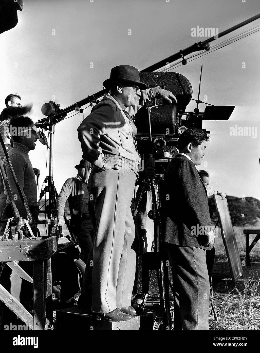 Lloyd Bacon & James Wong Howe Film: The Oklahoma Kid (USA 1939) Regie: Lloyd Bacon 03 March 1939 **WARNUNG** Dieses Foto ist nur für redaktionelle Zwecke bestimmt und unterliegt dem Copyright von WARNER BROS. Und/oder des Fotografen, der von der Film- oder Produktionsfirma beauftragt wurde und nur durch Publikationen im Zusammenhang mit der Bewerbung des oben genannten Films reproduziert werden kann. Eine obligatorische Gutschrift an WARNER BROS. Ist erforderlich. Der Fotograf sollte auch bei Bekanntwerden des Fotos gutgeschrieben werden. Ohne schriftliche Genehmigung der Film Company kann keine kommerzielle Nutzung gewährt werden. Stockfoto