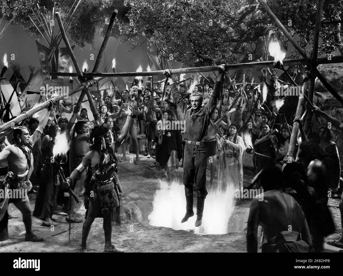 Gary Cooper Film The Plainsman (1933) Charaktere: Wild Bill Hickok Regie: Cecil B. DeMille 01. Mai 1936 **WARNUNG** dieses Foto ist nur für redaktionelle Zwecke bestimmt und unterliegt dem Urheberrecht von PARAMOUNT und/oder dem Fotografen, der von der Film or Production Company zugewiesen wurde. Es ist eine obligatorische Gutschrift bis ÜBERGEORDNETEN BETRAG erforderlich. Der Fotograf sollte ebenfalls angerechnet werden, wenn er bekannt ist. Ohne schriftliche Genehmigung der Film Company kann keine kommerzielle Nutzung gewährt werden. Stockfoto