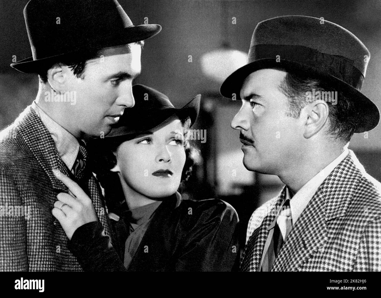 James Stewart, Rose Stradner & Sidney Blackmer Film The Last Gangster (1937) Charaktere: Paul North Sr., Talya Krozac & San Francisco Editor 12. November 1937 **WARNUNG** dieses Foto ist nur für redaktionelle Zwecke bestimmt und unterliegt dem Urheberrecht von MGM und/oder dem Fotografen, der von der Film or Production Company zugewiesen wurde. Eine obligatorische Gutschrift an MGM ist erforderlich. Der Fotograf sollte ebenfalls angerechnet werden, wenn er bekannt ist. Ohne schriftliche Genehmigung der Film Company kann keine kommerzielle Nutzung gewährt werden. Stockfoto