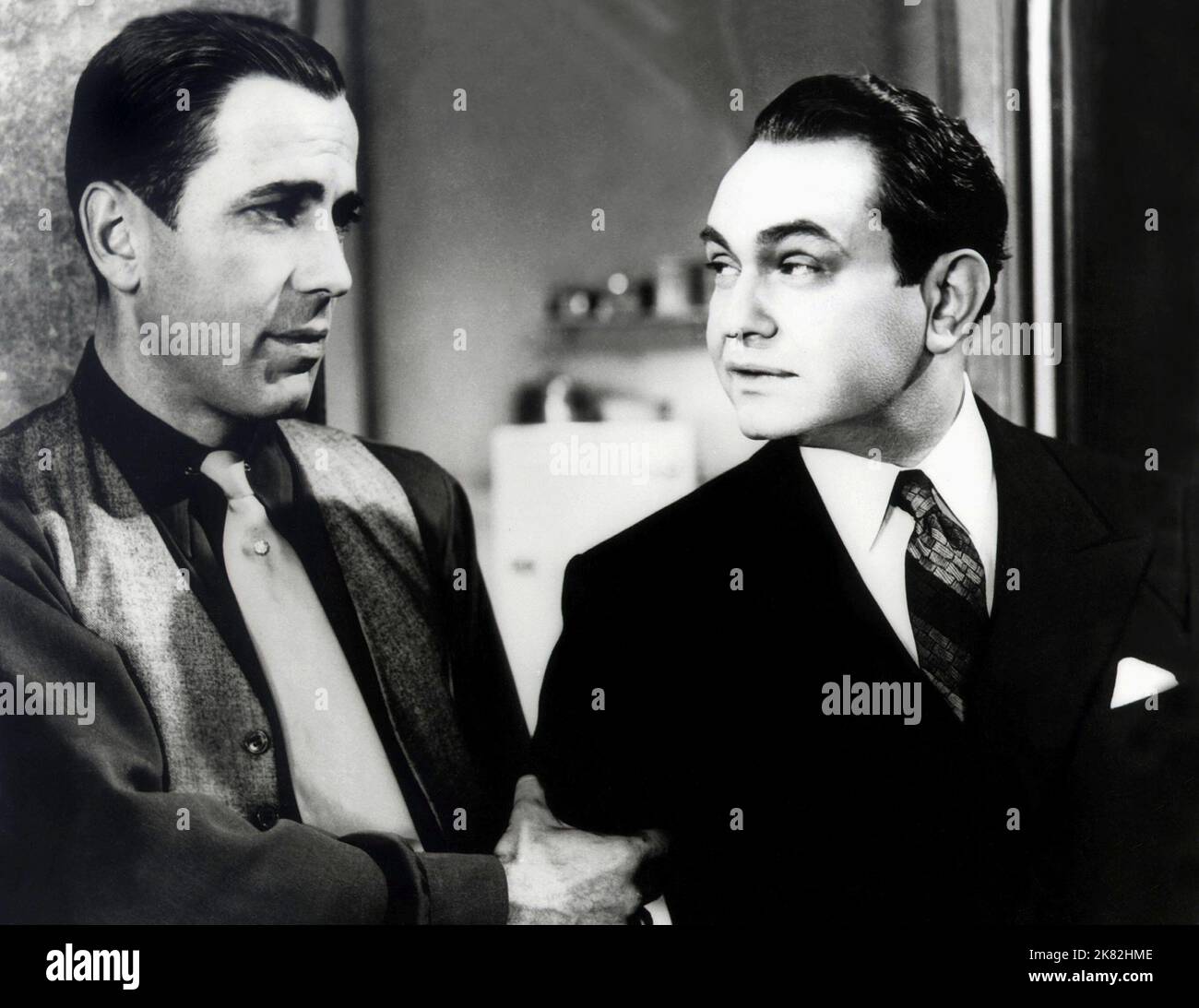 Humphrey Bogart & Edward G. Robinson Film: The Amazing Dr. Clitterhouse (1938) Charaktere: 'Rocks' Valentine & Dr. T.S. Clitterhouse Director: Anatole Litvak 20 July 1938 **WARNUNG** Dieses Foto ist nur für den redaktionellen Gebrauch bestimmt und unterliegt dem Copyright von WARNER BROS und/oder des Fotografen, der von der Film- oder Produktionsfirma beauftragt wurde, und kann nur durch Publikationen im Zusammenhang mit der Bewerbung des oben genannten Films reproduziert werden. Eine obligatorische Gutschrift an WARNER BROS ist erforderlich. Der Fotograf sollte auch bei Bekanntwerden des Fotos gutgeschrieben werden. Ohne schriftliche Genehmigung des Films kann keine kommerzielle Nutzung gewährt werden Stockfoto