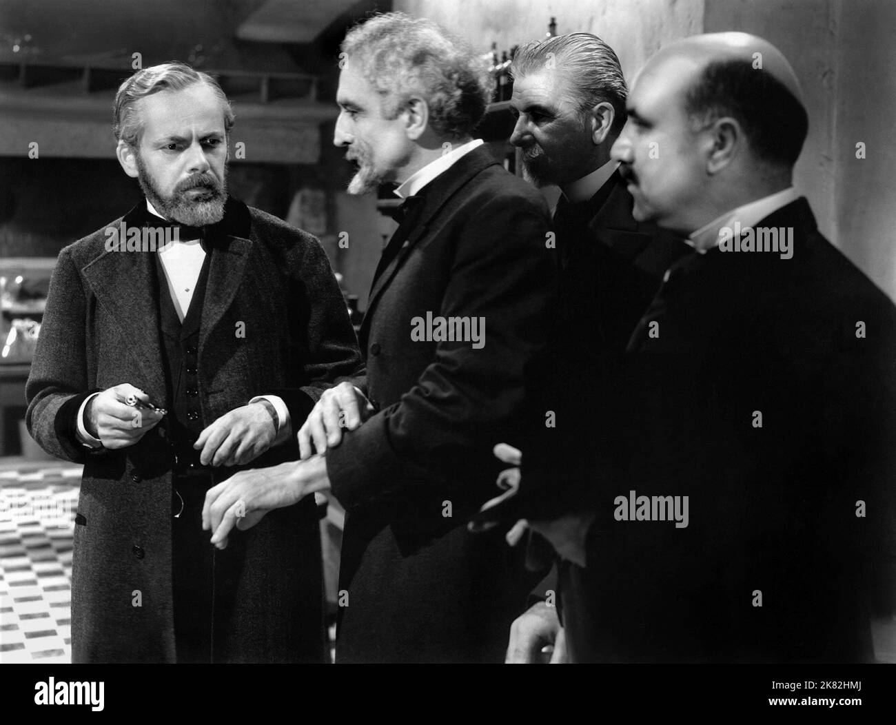 Paul Muni & Fritz Leiber Film: Die Geschichte Von Louis Pasteur (1939) Charaktere: Louis Pasteur & Dr. Charbonnet 23. November 1935 **WARNUNG** Dieses Foto ist nur für den redaktionellen Gebrauch bestimmt und unterliegt dem Copyright von WARNER BROS und/oder des Fotografen, der von der Film- oder Produktionsfirma beauftragt wurde, und kann nur durch Publikationen im Zusammenhang mit der Bewerbung des oben genannten Films reproduziert werden. Eine obligatorische Gutschrift an WARNER BROS ist erforderlich. Der Fotograf sollte auch bei Bekanntwerden des Fotos gutgeschrieben werden. Ohne schriftliche Genehmigung der Film Company kann keine kommerzielle Nutzung gewährt werden. Stockfoto