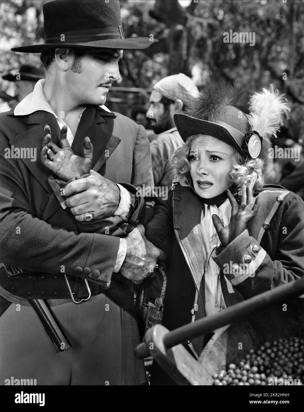 Fredric March & Franciska Gaal Film The Buccaneer (1931) Charaktere: Jean Lafitte & Gretchen Regie: Cecil B. DeMille 07. Januar 1938 **WARNUNG** dieses Foto ist nur für redaktionelle Zwecke bestimmt und unterliegt dem Urheberrecht von PARAMOUNT PICTURES und/oder dem Fotografen, der von The Film or Production Company zugewiesen wurde. Es ist eine obligatorische Gutschrift erforderlich, um BILDER ZU ÜBERSCHNEIDEN. Der Fotograf sollte ebenfalls angerechnet werden, wenn er bekannt ist. Ohne schriftliche Genehmigung der Film Company kann keine kommerzielle Nutzung gewährt werden. Stockfoto