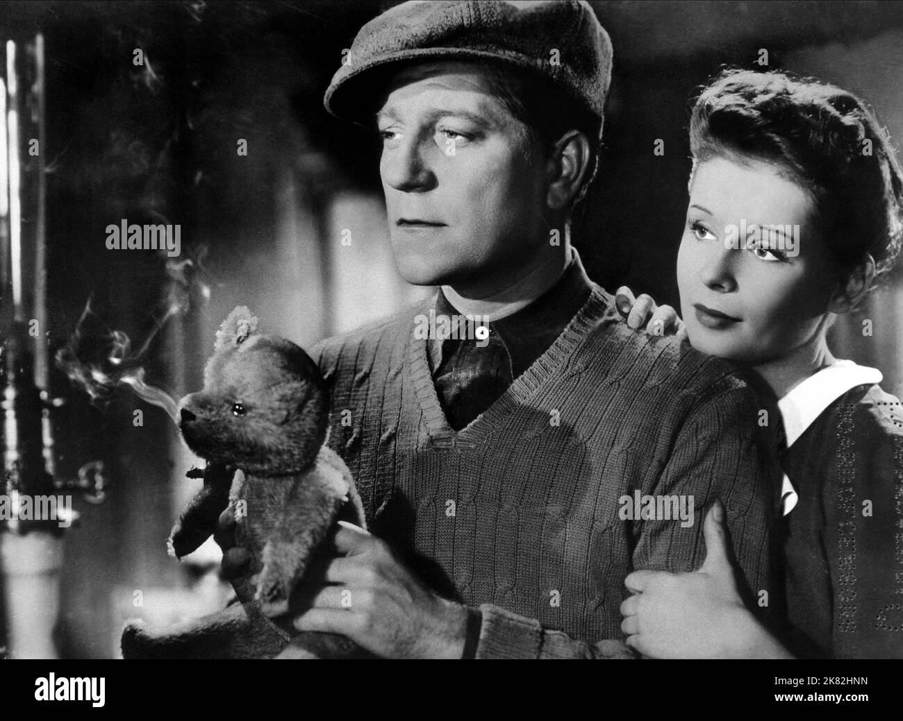 Jean Gabin & Jacqueline Laurent Film: Tagesanbruch; Le Jour SE Leve (Le jour se lève) Charaktere: Francois & Francoise Fr 1939, Regie: Marcel Carne 09 June 1939 **WARNUNG** Dieses Foto ist nur für redaktionelle Verwendung bestimmt und unterliegt dem Copyright der VON der Film- oder Produktionsfirma beauftragten PRODUKTIONEN SIGMA und/oder des Fotografen und kann nur von Publikationen im Zusammenhang mit der Bewerbung des oben genannten Films reproduziert werden. Eine obligatorische Gutschrift für PRODUKTIONEN SIGMA ist erforderlich. Der Fotograf sollte auch bei Bekanntwerden des Fotos gutgeschrieben werden. Ohne schriftliche Genehmigung des Films kann keine kommerzielle Nutzung gewährt werden Stockfoto