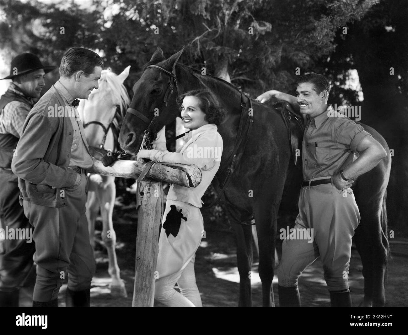 Joan Crawford & Clark Gable Film: Chained (1934) Charaktere: Diane Lovering, Michael 'Mike' Bradley Regie: Clarence Brown 31 August 1934 **WARNUNG** Dieses Foto ist nur für redaktionelle Verwendung bestimmt und unterliegt dem Copyright von METRO-GOLDWYN-MAYER und/oder des Fotografen, der von der Film- oder Produktionsfirma beauftragt wurde und darf nur durch Publikationen im Zusammenhang mit der Bewerbung des oben genannten Films reproduziert werden. Eine obligatorische Gutschrift an METRO-GOLDWYN-MAYER ist erforderlich. Der Fotograf sollte auch bei Bekanntwerden des Fotos gutgeschrieben werden. Ohne schriftliche Genehmigung der Film Company kann keine kommerzielle Nutzung gewährt werden. Stockfoto