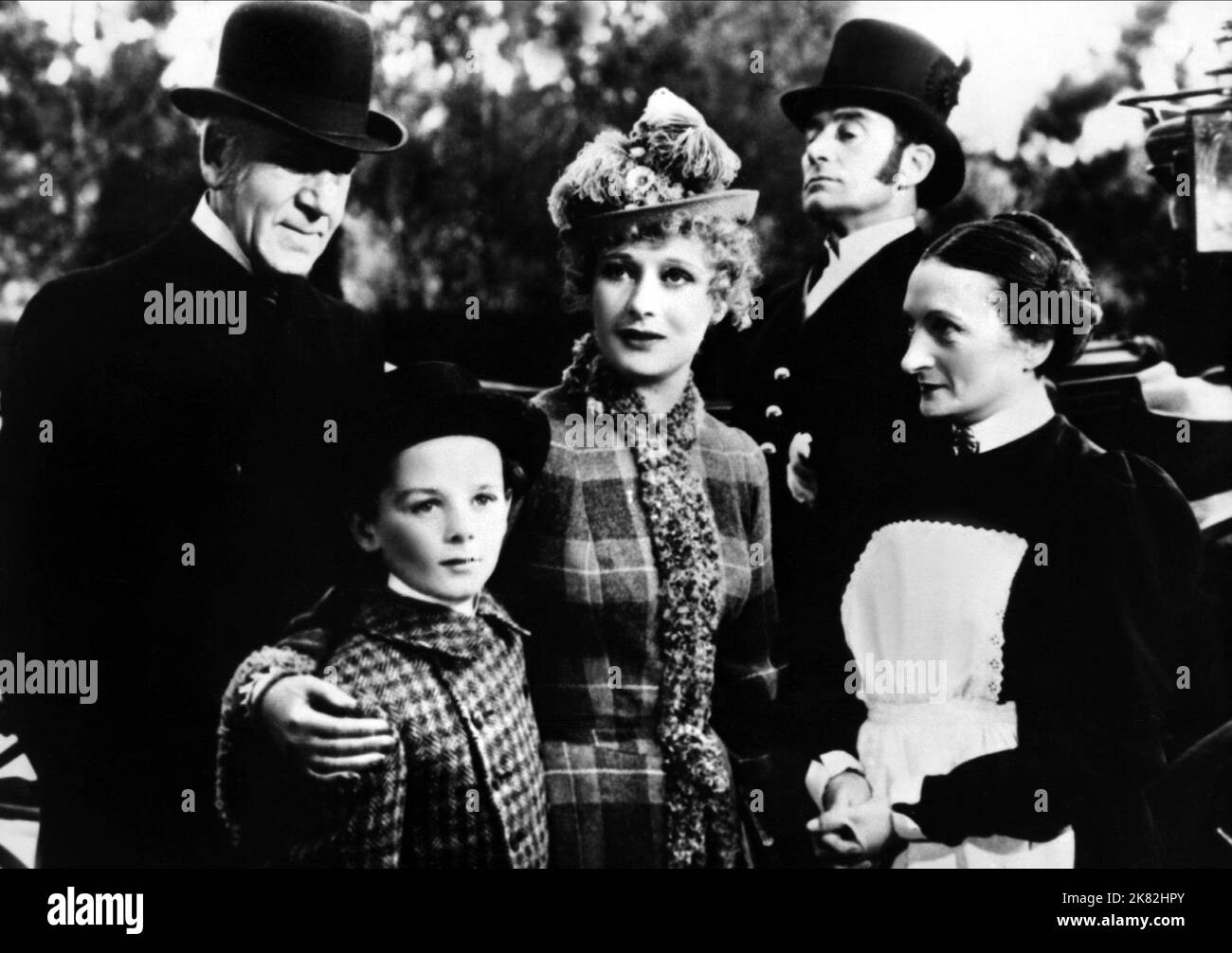 Freddie Bartholomew & Dolores Costello Film: Little Lord Fauntleroy (1935) Charaktere: Cedric 'Ceddie' Erroll, 'Dearest' Erroll Regie: John Cromwell 02. April 1936 **WARNUNG** Dieses Foto ist nur für redaktionelle Zwecke bestimmt und unterliegt dem Copyright von PARAMOUNT und/oder des Fotografen, der von der Film- oder Produktionsfirma beauftragt wurde und darf nur von Publikationen im Zusammenhang mit der Bewerbung des oben genannten Films reproduziert werden. Eine obligatorische Gutschrift an PARAMOUNT ist erforderlich. Der Fotograf sollte auch bei Bekanntwerden des Fotos gutgeschrieben werden. Ohne schriftliche Genehmigung der Film Company kann keine kommerzielle Nutzung gewährt werden. Stockfoto