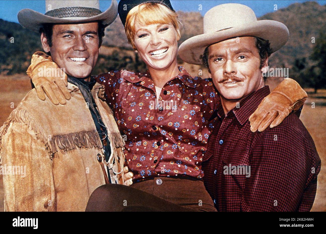 Don Murray, Abby Dalton & Guy Stockwell Film: The Plainsman (1928) Charaktere: Wild Bill Hickok, Calamity Jane, Buffalo Bill Cody Regie: Cecil B. DeMille 01 May 1936 **WARNUNG** Dieses Foto ist nur für den redaktionellen Gebrauch bestimmt und unterliegt dem Copyright von PARAMOUNT und/oder des Fotografen, der von der Film- oder Produktionsfirma beauftragt wurde, und kann nur von Publikationen im Zusammenhang mit der Bewerbung des oben genannten Films reproduziert werden. Eine obligatorische Gutschrift an PARAMOUNT ist erforderlich. Der Fotograf sollte auch bei Bekanntwerden des Fotos gutgeschrieben werden. Ohne schriftliche Genehmigung der Film Compan kann keine kommerzielle Nutzung gewährt werden Stockfoto