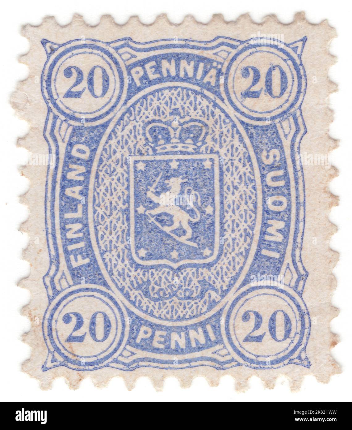FINNLAND - 1875: Eine penni-ultramarine Briefmarke aus dem Jahr 20 mit Wappen und Posthörnern in ovalem Rahmen Stockfoto
