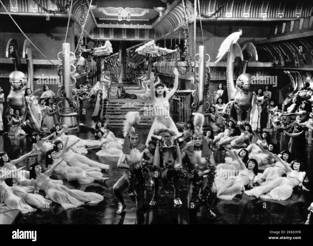 Filmszene Film das Zeichen des Kreuzes (USA 1932) Regie: Cecil B. DeMille 30 November 1932 **WARNUNG** dieses Foto ist nur für redaktionelle Zwecke bestimmt und unterliegt dem Urheberrecht von PARAMOUNT PICTURES und/oder dem von der Film- oder Produktionsgesellschaft beauftragten Fotografen und darf nur durch Veröffentlichungen in Verbindung mit der Werbung für den oben genannten Film reproduziert werden. Es ist eine obligatorische Gutschrift erforderlich, um BILDER ZU ÜBERSCHNEIDEN. Der Fotograf sollte ebenfalls angerechnet werden, wenn er bekannt ist. Ohne schriftliche Genehmigung der Film Company kann keine kommerzielle Nutzung gewährt werden. Stockfoto