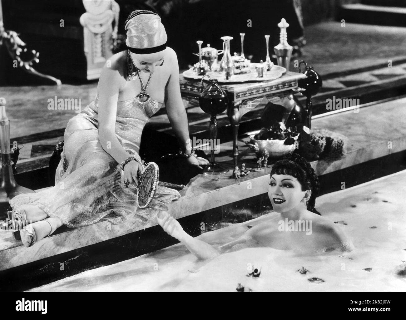 Claudette Colbert Film The Sign of the Cross (USA 1932) Charaktere: Empress Poppaea Regie: Cecil B. DeMille 30 November 1932 **WARNUNG** dieses Foto ist nur für redaktionelle Zwecke bestimmt und unterliegt dem Urheberrecht von PARAMOUNT PICTURES und/oder dem von der Film or Production Company beauftragten Fotografen und kann nur durch Veröffentlichungen in Verbindung mit der Werbung für den obigen Film reproduziert werden. Es ist eine obligatorische Gutschrift erforderlich, um BILDER ZU ÜBERSCHNEIDEN. Der Fotograf sollte ebenfalls angerechnet werden, wenn er bekannt ist. Ohne schriftliche Genehmigung der Film Company kann keine kommerzielle Nutzung gewährt werden. Stockfoto