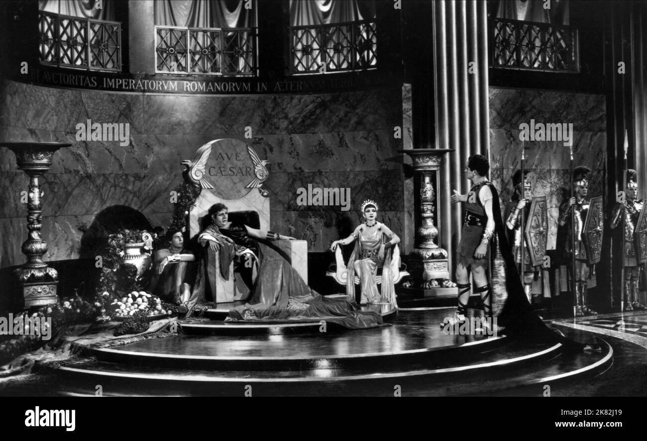 Charles Laughton, Claudette Colbert & Fredric March Film: Das Kreuzzeichen (USA 1932) Charaktere: Kaiser Nero Claudius Caesar, Kaiserin Poppaea, Marcus Superbus - Präfekt von Rom Regie: Cecil B. DeMille 30 November 1932 **WARNUNG** Dieses Foto ist nur für den redaktionellen Gebrauch bestimmt und unterliegt dem Copyright von PARAMOUNT PICTURES und/oder des Fotografen, der von der Film- oder Produktionsfirma beauftragt wurde und darf nur von Publikationen im Zusammenhang mit der Bewerbung des oben genannten Films reproduziert werden. Eine obligatorische Gutschrift für PARAMOUNT-BILDER ist erforderlich. Der Fotograf sollte auch bei Bekanntwerden des Fotos gutgeschrieben werden. Nein Stockfoto
