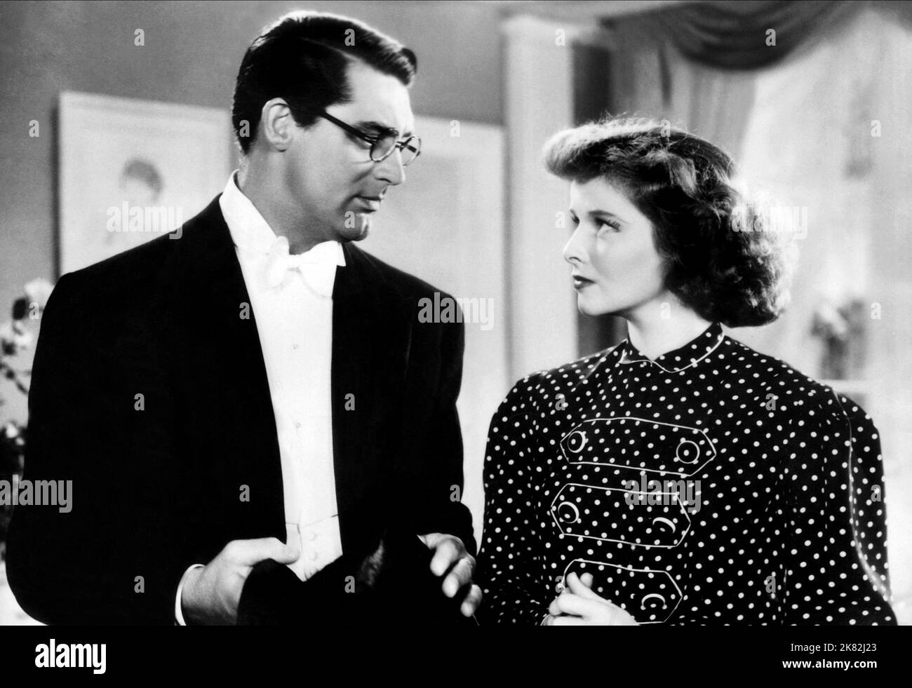 Katharine Hepburn & Cary Grant Film: Bringing Up Baby (1937) Regie: Howard Hawks 18 February 1938 **WARNUNG** Dieses Foto ist nur für den redaktionellen Gebrauch bestimmt und unterliegt dem Copyright von RKO RADIO und/oder des Fotografen, der von der Film- oder Produktionsfirma beauftragt wurde und darf nur von Publikationen im Zusammenhang mit der Bewerbung des oben genannten Films reproduziert werden. Eine obligatorische Gutschrift an RKO-RADIO ist erforderlich. Der Fotograf sollte auch bei Bekanntwerden des Fotos gutgeschrieben werden. Ohne schriftliche Genehmigung der Film Company kann keine kommerzielle Nutzung gewährt werden. Stockfoto