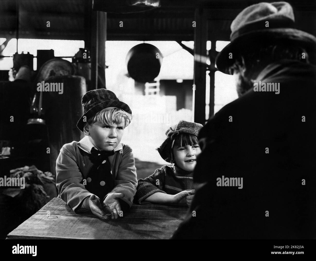 Jackie Cooper & Robert Coogan Film: Sooky (1938) Charaktere: Skippy Skinner, Sooky Wayne Regie: Norman Taurog 26 December 1931 **WARNUNG** Dieses Foto ist nur für redaktionelle Zwecke bestimmt und unterliegt dem Copyright von PARAMOUNT PICTURES und/oder des Fotografen, der von der Film- oder Produktionsfirma beauftragt wurde und darf nur von Publikationen im Zusammenhang mit der Bewerbung des oben genannten Films reproduziert werden. Eine obligatorische Gutschrift für PARAMOUNT-BILDER ist erforderlich. Der Fotograf sollte auch bei Bekanntwerden des Fotos gutgeschrieben werden. Ohne schriftliche Genehmigung der Film Company kann keine kommerzielle Nutzung gewährt werden. Stockfoto