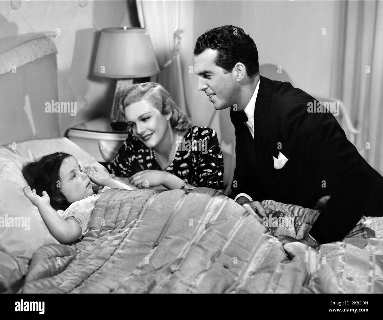 Madeleine Carroll & Fred Macmurray Film: Ehemänner Oder Liebende; Flitterwochen Auf Bali (1939) Charaktere: Gail Allen, Bill 'Willie' Burnett Regie: Edward H. Griffith 14. September 1939 **WARNUNG** Dieses Foto ist nur für redaktionelle Zwecke bestimmt und unterliegt dem Copyright von PARAMOUNT und/oder des Fotografen, der von der Film- oder Produktionsfirma beauftragt wurde.Es kann nur von Publikationen im Zusammenhang mit der Bewerbung des oben genannten Films reproduziert werden. Eine obligatorische Gutschrift an PARAMOUNT ist erforderlich. Der Fotograf sollte auch bei Bekanntwerden des Fotos gutgeschrieben werden. Ohne schriftliche Genehmigung des F kann keine kommerzielle Nutzung gewährt werden Stockfoto