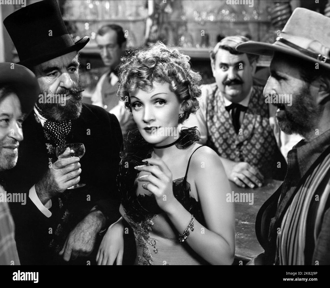 Marlene Dietrich Film: Destry Rides Again (USA 1939) Charaktere: Frenchy Regie: George Marshall 30 November 1939 **WARNUNG** Dieses Foto ist nur für redaktionelle Verwendung bestimmt und unterliegt dem Copyright von UNIVERSAL und/oder dem Fotografen, der von der Film- oder Produktionsfirma beauftragt wurde und kann nur von Publikationen im Zusammenhang mit der Bewerbung des oben genannten Films reproduziert werden. Eine obligatorische Gutschrift an UNIVERSAL ist erforderlich. Der Fotograf sollte auch bei Bekanntwerden des Fotos gutgeschrieben werden. Ohne schriftliche Genehmigung der Film Company kann keine kommerzielle Nutzung gewährt werden. Stockfoto