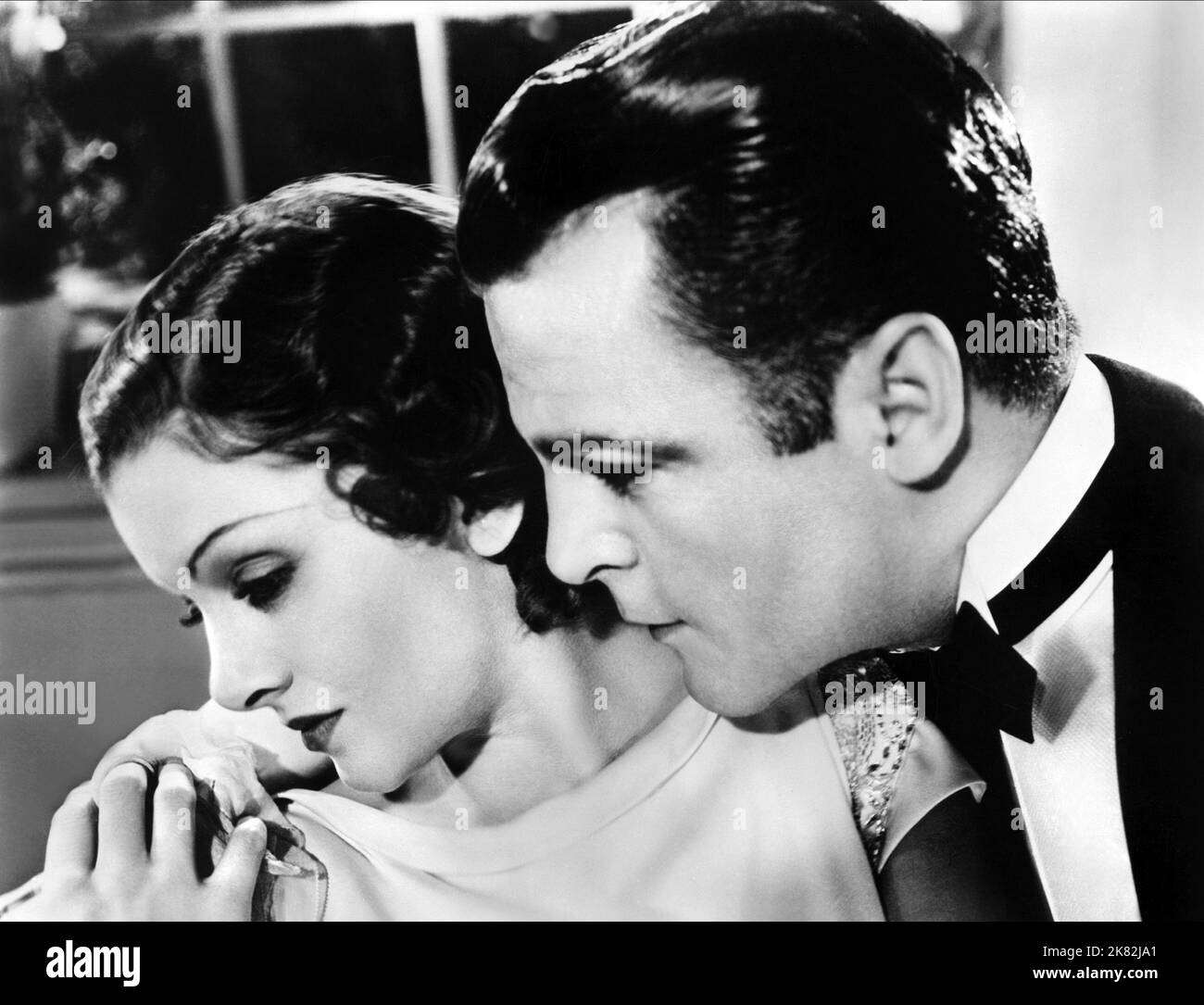 Myrna Loy & Neil Hamilton Film The Woman in His House; The Animal Kingdom (1937) Charaktere: Cecilia 'CEE' Henry Collier, Owen Regie: Edward H. Griffith 23. Dezember 1932 **WARNUNG** dieses Foto ist nur für redaktionelle Zwecke bestimmt und unterliegt dem Copyright von RKO und/oder dem Fotografen, der von der Film or Production Company zugewiesen wurde. Eine obligatorische Gutschrift an RKO ist erforderlich. Der Fotograf sollte ebenfalls angerechnet werden, wenn er bekannt ist. Ohne schriftliche Genehmigung der Film Company kann keine kommerzielle Nutzung gewährt werden. Stockfoto