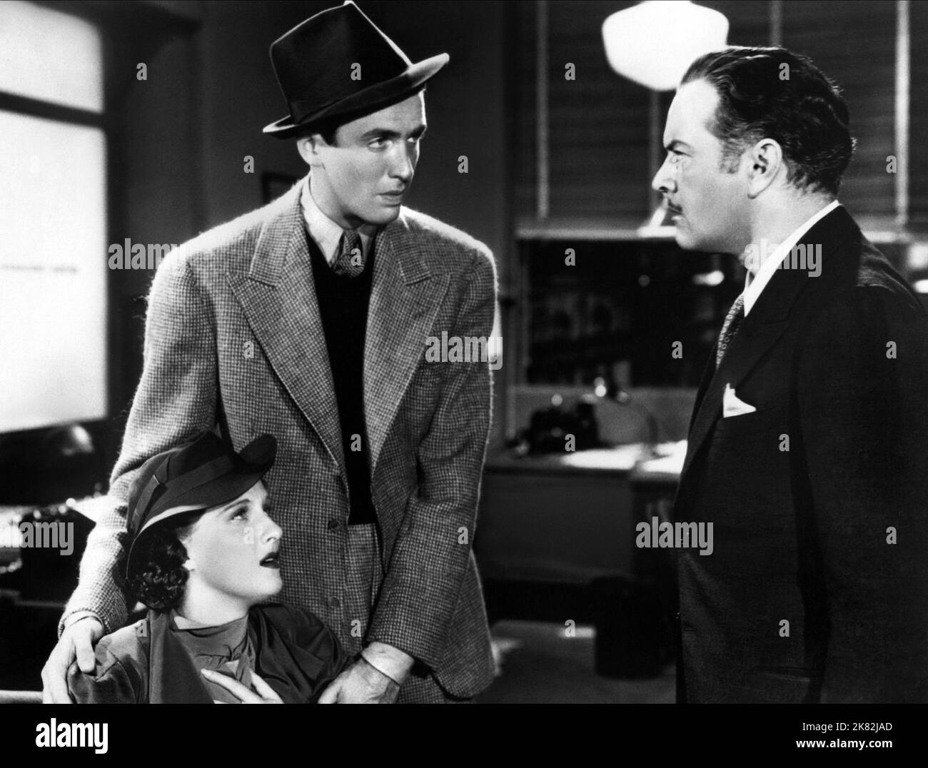 Rose Stradner, James Stewart & Sidney Blackmer Film: The Last Gangster (1937) Charaktere: Talya Krozac, Paul North Sr., San Francisco Redaktion: Edward Ludwig 12. November 1937 **WARNUNG** Dieses Foto ist nur für redaktionelle Zwecke bestimmt und unterliegt dem Copyright von MGM und/oder dem von der Film- oder Produktionsfirma beauftragten Fotografen und kann nur durch Publikationen im Zusammenhang mit der Bewerbung des oben genannten Films reproduziert werden. Eine obligatorische Gutschrift an MGM ist erforderlich. Der Fotograf sollte auch bei Bekanntwerden des Fotos gutgeschrieben werden. Ohne schriftliche Genehmigung der Film Compa kann keine kommerzielle Nutzung gewährt werden Stockfoto