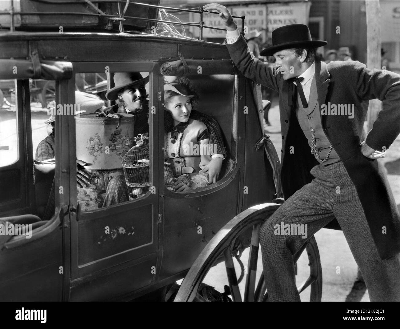 James Ellison, Helen Burgess & Gary Cooper Film: The Plainsman (1935) Charaktere: William 'Buffalo Bill' Cody, Louisa Cody, Wild Bill Hickok Regie: Cecil B. DeMille 01 May 1936 **WARNUNG** Dieses Foto ist nur für den redaktionellen Gebrauch bestimmt und unterliegt dem Copyright von PARAMOUNT und/oder des Fotografen, der von der Film- oder Produktionsfirma beauftragt wurde, und kann nur von Publikationen im Zusammenhang mit der Bewerbung des oben genannten Films reproduziert werden. Eine obligatorische Gutschrift an PARAMOUNT ist erforderlich. Der Fotograf sollte auch bei Bekanntwerden des Fotos gutgeschrieben werden. Eine kommerzielle Nutzung kann ohne schriftliche Genehmigung des nicht gewährt werden Stockfoto