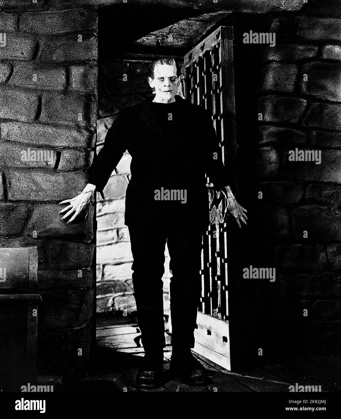 Boris Karloff Film: Frankenstein (USA 1931) Charaktere: Das Monster Regie: James Whale 21 November 1931 **WARNUNG** Dieses Foto ist nur für redaktionelle Verwendung bestimmt und unterliegt dem Copyright von UNIVERSAL und/oder dem Fotografen, der von der Film- oder Produktionsfirma beauftragt wurde und darf nur von Publikationen im Zusammenhang mit der Bewerbung des oben genannten Films reproduziert werden. Eine obligatorische Gutschrift an UNIVERSAL ist erforderlich. Der Fotograf sollte auch bei Bekanntwerden des Fotos gutgeschrieben werden. Ohne schriftliche Genehmigung der Film Company kann keine kommerzielle Nutzung gewährt werden. Stockfoto