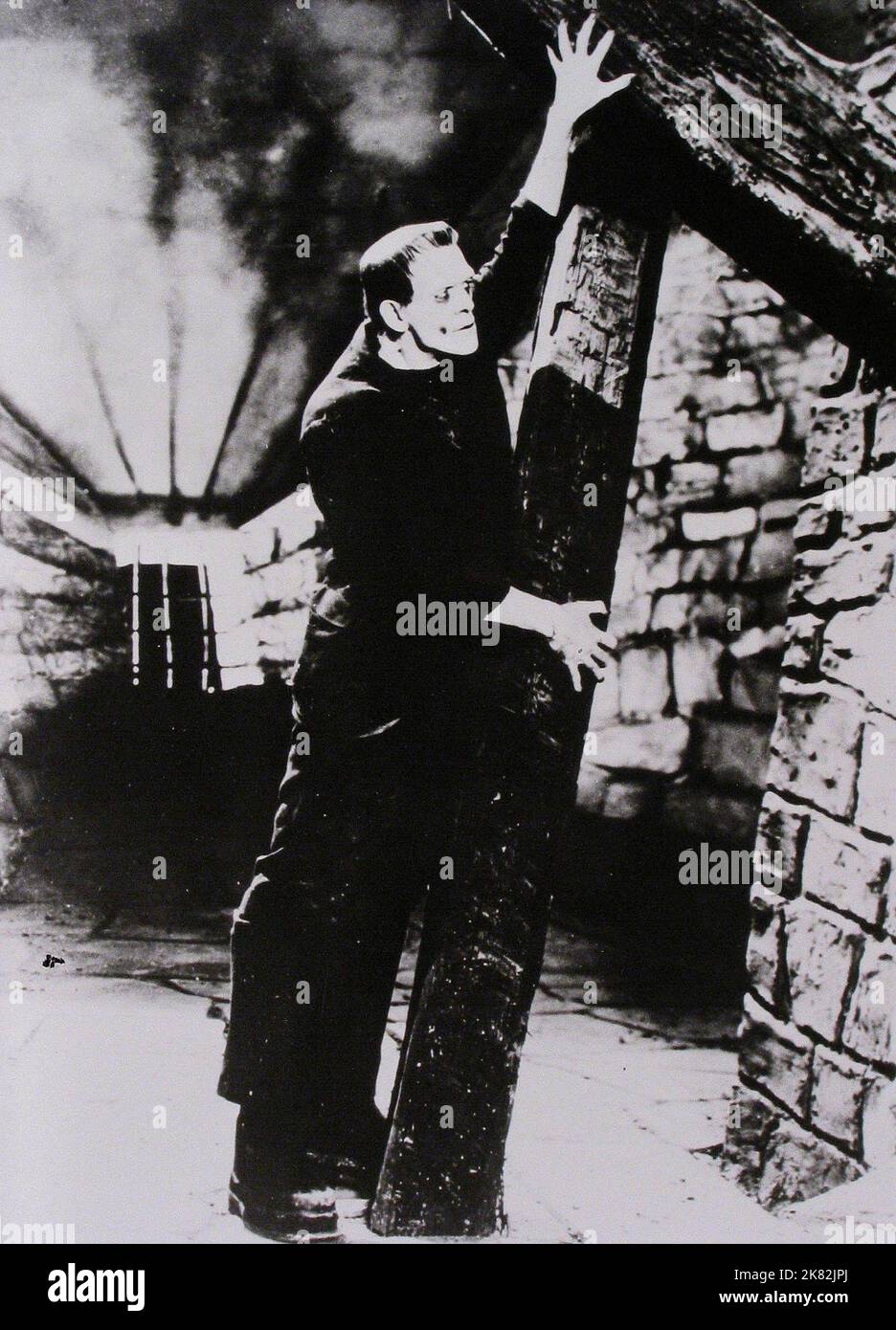 Boris Karloff Film: Frankenstein (USA 1931) Charaktere: Das Monster Regie: James Whale 21 November 1931 **WARNUNG** Dieses Foto ist nur für redaktionelle Verwendung bestimmt und unterliegt dem Copyright von UNIVERSAL und/oder dem Fotografen, der von der Film- oder Produktionsfirma beauftragt wurde und darf nur von Publikationen im Zusammenhang mit der Bewerbung des oben genannten Films reproduziert werden. Eine obligatorische Gutschrift an UNIVERSAL ist erforderlich. Der Fotograf sollte auch bei Bekanntwerden des Fotos gutgeschrieben werden. Ohne schriftliche Genehmigung der Film Company kann keine kommerzielle Nutzung gewährt werden. Stockfoto