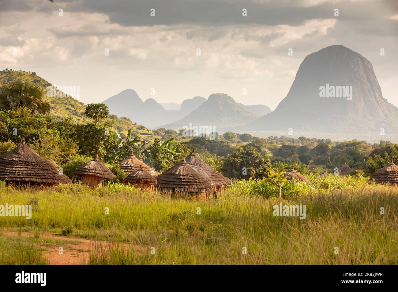 Ugandas Abim-Viertel ist von Schlamm- und Grasstrohdörfern und einer dramatischen Bergkulisse geprägt. Uganda, Ostafrika. Stockfoto