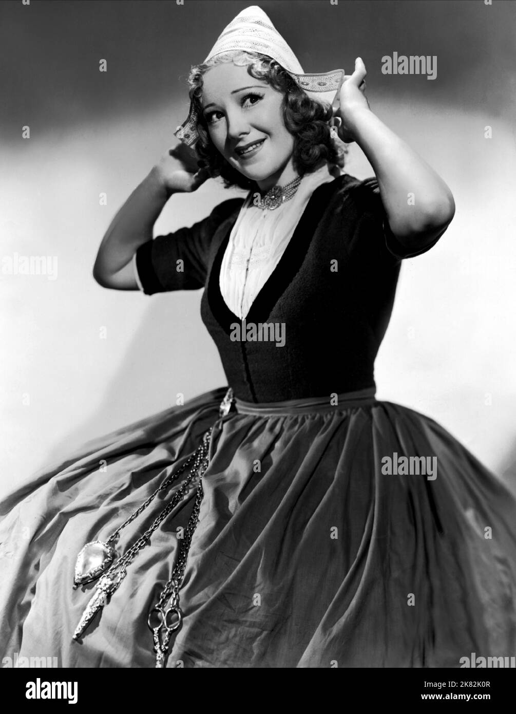 Franciska Gaal Film The Buccaneer (1937) Charaktere: Gretche Regie: Cecil B. DeMille 07. Januar 1938 **WARNUNG** dieses Foto ist nur für redaktionelle Zwecke bestimmt und unterliegt dem Urheberrecht von PARAMOUNT und/oder dem Fotografen, der von der Film- oder Produktionsgesellschaft beauftragt wurde, und kann nur durch Veröffentlichungen in Verbindung mit der Werbung für den obigen Film reproduziert werden. Es ist eine obligatorische Gutschrift bis ÜBERGEORDNETEN BETRAG erforderlich. Der Fotograf sollte ebenfalls angerechnet werden, wenn er bekannt ist. Ohne schriftliche Genehmigung der Film Company kann keine kommerzielle Nutzung gewährt werden. Stockfoto