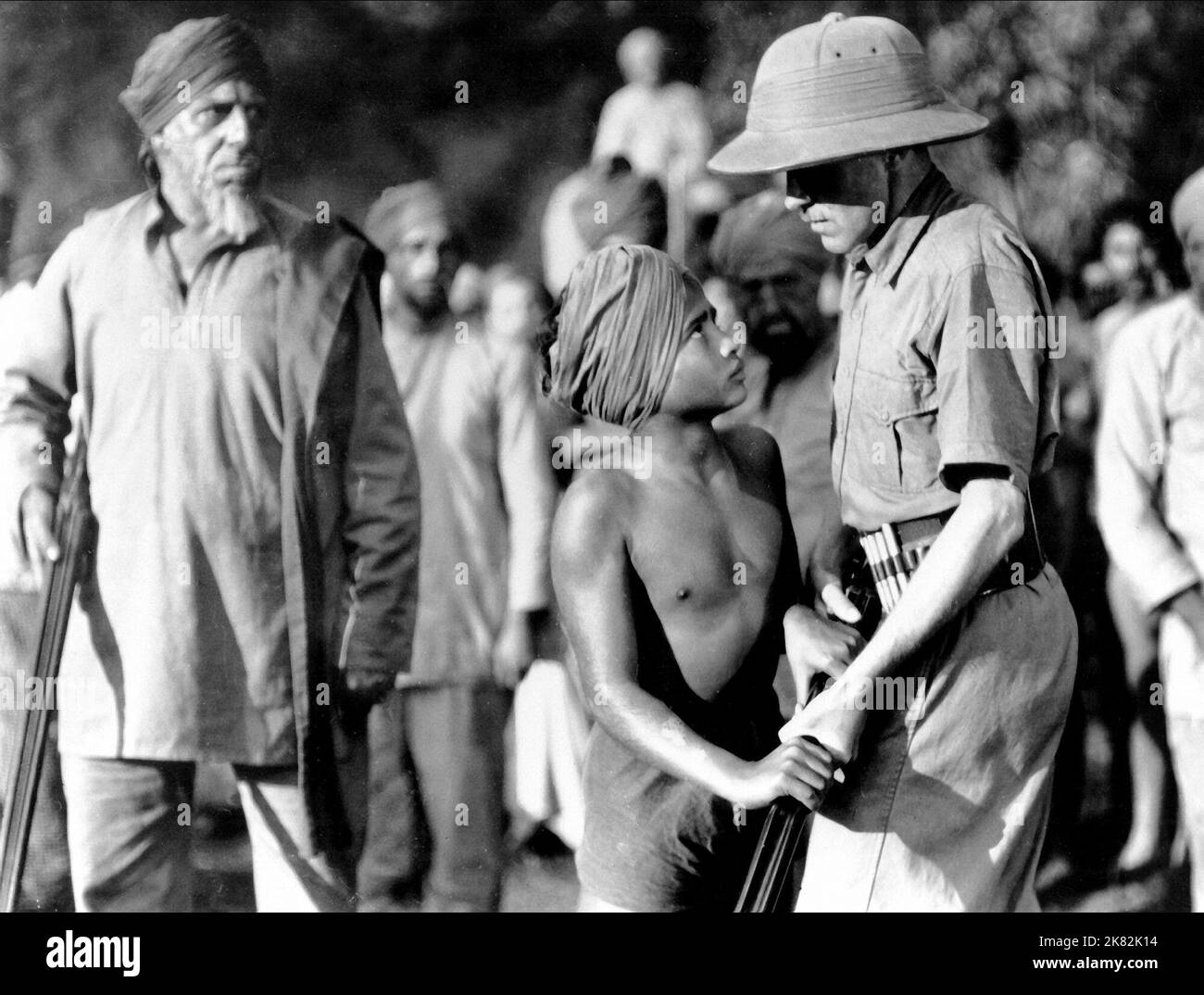 Sabu & Walter Hudd Film: Elephant Boy (UK 1937) Charaktere: Toomai & Petersen / Literaturverfilmung (nach der Geschichte „Toomai der Elefanten“ von Rudyard Kipling) Regie: Robert Flaherty & Zoltan Korda 08 February 1937 **WARNUNG** Dieses Foto ist nur für redaktionelle Verwendung bestimmt und unterliegt dem Copyright von LONDON FILM PRODUCTIONS und/oder dem von der Film oder Production Company beauftragten Fotografen und kann nur durch Publikationen im Zusammenhang mit der Bewerbung des oben genannten Films reproduziert werden. Eine obligatorische Gutschrift für LONDONER FILMPRODUKTIONEN ist erforderlich. Der Fotograf sollte auch bei kno gutgeschrieben werden Stockfoto