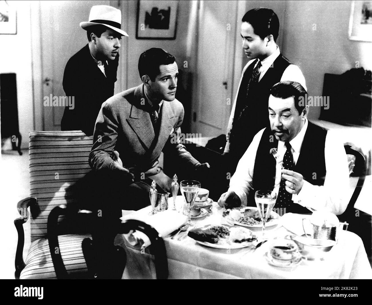 Harold Huber, Donald Woods, Keye Luke & Warner Oland Film: Charlie Chan on Broadway (1931) Charaktere: Chief Inspector James Nelson NYPD, Speed Patten, Reporter New York Bulletin, Lee Chan, #1 Son, Charlie Chan Regie: Eugene Forde 18. September 1937 **WARNUNG** Dieses Foto ist nur für redaktionelle Verwendung bestimmt und unterliegt dem Copyright von 20 CENTURY FOX und/oder des Fotografen, der von der Film- oder Produktionsfirma beauftragt wurde, und kann nur von Publikationen im Zusammenhang mit der Bewerbung des oben genannten Films reproduziert werden. Eine obligatorische Gutschrift an 20 CENTURY FOX ist erforderlich. Der Fotograf sollte ebenfalls lobenswürdig sein Stockfoto