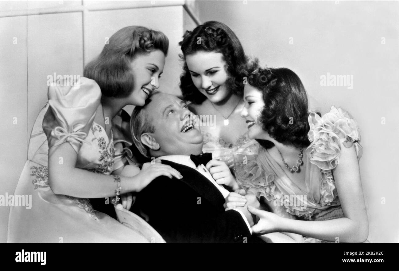 Deanna Durnin, Nan Grey, Helen Parrish & Charles Winninger Film: Three Smart Girls Grow Up (1938) Charaktere: Penny craig, nan craig, kay craig, judson craig Regie: Henry Koster 17 March 1939 **WARNUNG** Dieses Foto ist nur für den redaktionellen Gebrauch bestimmt und unterliegt dem Copyright von UNIVERSAL und/oder dem Fotografen, der von der Film- oder Produktionsfirma beauftragt wurde und darf nur von Publikationen im Zusammenhang mit der Bewerbung des oben genannten Films reproduziert werden. Eine obligatorische Gutschrift an UNIVERSAL ist erforderlich. Der Fotograf sollte auch bei Bekanntwerden des Fotos gutgeschrieben werden. Ohne schriftliche Genehmigung kann keine kommerzielle Nutzung gewährt werden Stockfoto