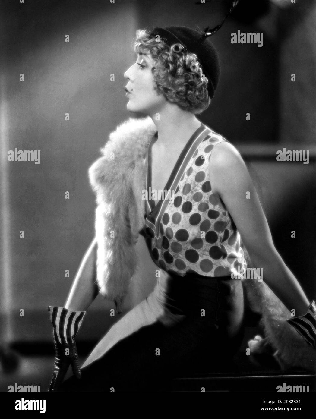 Mary Pickford Film Kiki (1931) Charaktere: Kiki Regie: Sam Taylor 14. März 1931 **WARNUNG** dieses Foto ist nur für redaktionelle Zwecke bestimmt und unterliegt dem Urheberrecht von UNITED ARTISTS und/oder dem Fotografen, der von der Film or Production Company zugewiesen wurde. Eine obligatorische Gutschrift für UNITED ARTISTS ist erforderlich. Der Fotograf sollte ebenfalls angerechnet werden, wenn er bekannt ist. Ohne schriftliche Genehmigung der Film Company kann keine kommerzielle Nutzung gewährt werden. Stockfoto