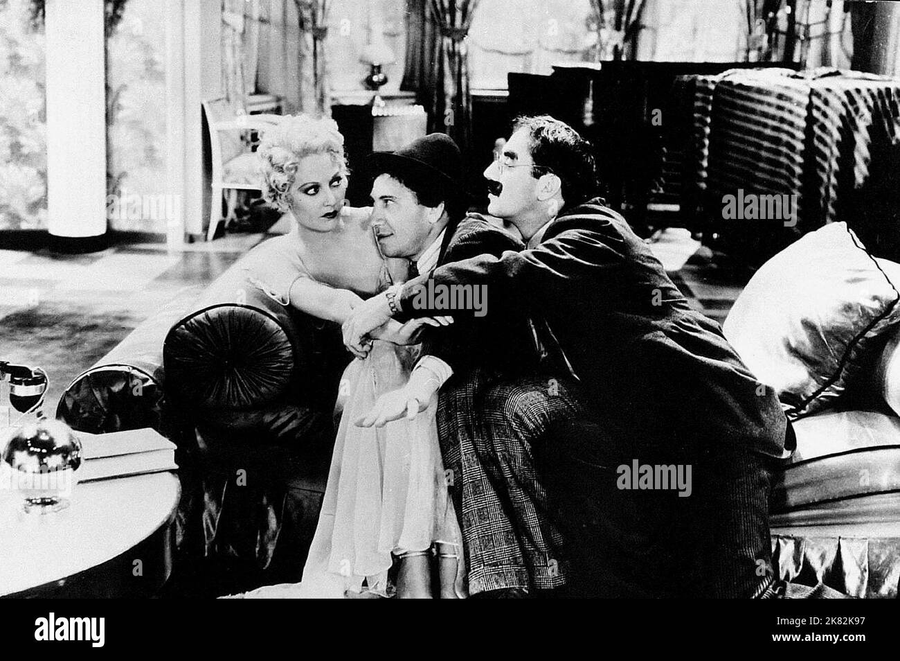 Thelma Todd, Chico Marx & Groucho Marx Film: Horse Feathers (1932) Charaktere: Connie Bailey,Baravelli & Prof. Quincy Adams Wagstaff Regie: Norman z. McLeod 10 August 1932 **WARNUNG** Dieses Foto ist nur für den redaktionellen Gebrauch bestimmt und unterliegt dem Copyright von PARAMOUNT und/oder des Fotografen, der von der Film- oder Produktionsfirma beauftragt wurde und darf nur von Publikationen im Zusammenhang mit der Bewerbung des oben genannten Films reproduziert werden. Eine obligatorische Gutschrift an PARAMOUNT ist erforderlich. Der Fotograf sollte auch bei Bekanntwerden des Fotos gutgeschrieben werden. Ohne schriftliche Genehmigung des Films kann keine kommerzielle Nutzung gewährt werden Stockfoto