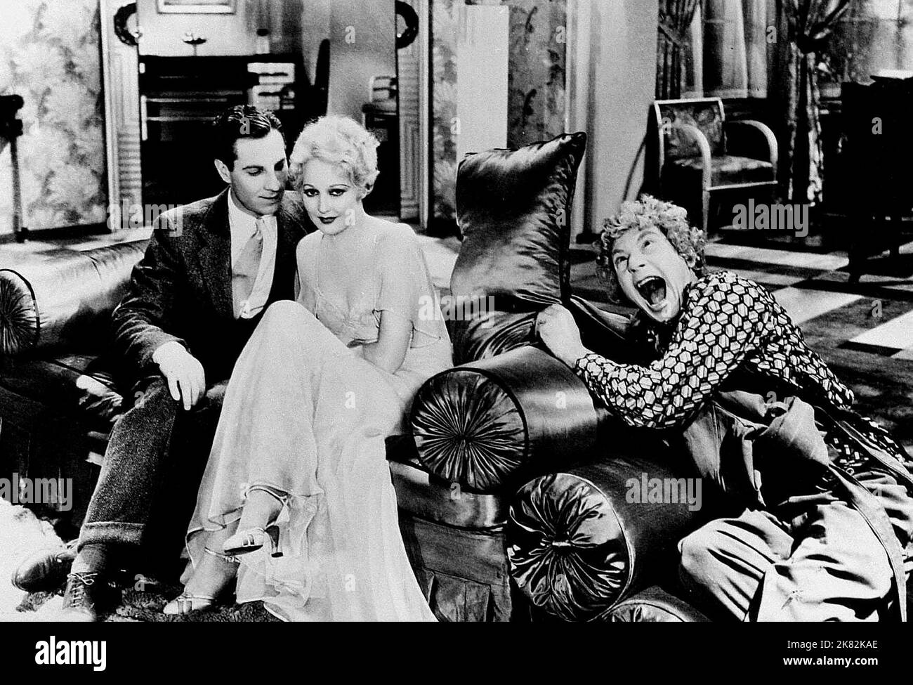 Zeppo Marx, Thelma Todd & Harpo Marx Film: Horse Feathers (1932) Charaktere: Frank Wagstaff,Connie Bailey & Pinky Regie: Norman z. McLeod 10 August 1932 **WARNUNG** Dieses Foto ist nur für den redaktionellen Gebrauch bestimmt und unterliegt dem Copyright von PARAMOUNT und/oder des Fotografen, der von der Film- oder Produktionsfirma beauftragt wurde und darf nur von Publikationen im Zusammenhang mit der Bewerbung des oben genannten Films reproduziert werden. Eine obligatorische Gutschrift an PARAMOUNT ist erforderlich. Der Fotograf sollte auch bei Bekanntwerden des Fotos gutgeschrieben werden. Ohne schriftliche Genehmigung der Film Company kann keine kommerzielle Nutzung gewährt werden. Stockfoto