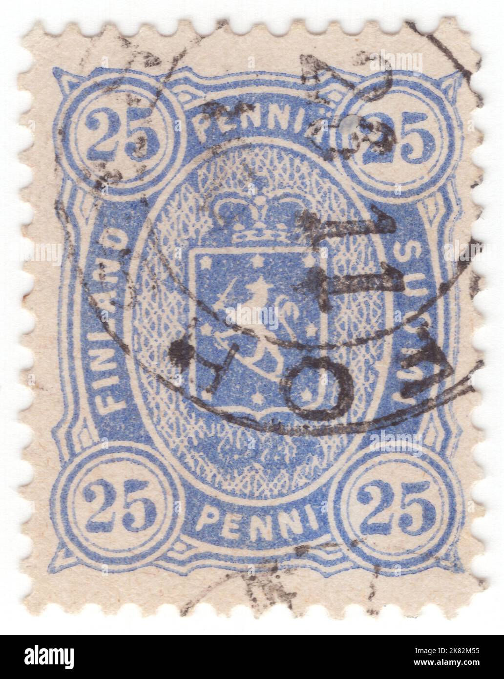 FINNLAND - 1885: Eine penni-ultramarine Briefmarke aus dem Jahr 25 mit Wappen und Posthörnern in ovalem Rahmen Stockfoto