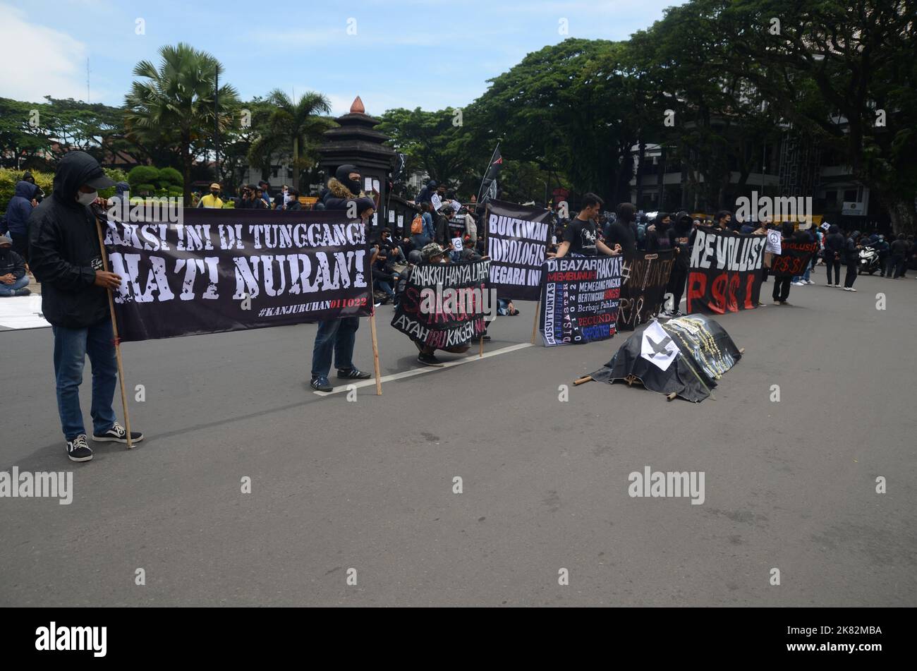 Kanjuruhan, Indonesien. 20. Oktober 2022. Anhänger des Arema FC Indonesien demonstrieren, während sie in Malang Transparente halten. Sie forderten Strafverfolgung im Fall der Kanjuruhan-Tragödie im Spiel des Arema FC gegen Persebaya Surabaya, bei dem 133 Menschen aufgrund des Chaos getötet wurden. Quelle: Pacific Press Media Production Corp./Alamy Live News Stockfoto