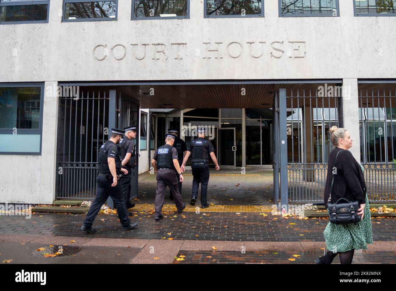 Polizeibeamte, die das Amtsgericht von Southend in der Victoria Avenue, Southend on Sea, Essex, Großbritannien, betreten. Vor den Demonstranten von Just Stop Oil vor Richter Stockfoto