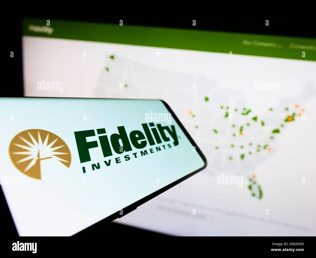 Smartphone mit Logo der amerikanischen Firma Fidelity Investments (FMR LLC) auf dem Bildschirm vor der Website. Konzentrieren Sie sich auf die Mitte links des Telefondisplays. Stockfoto