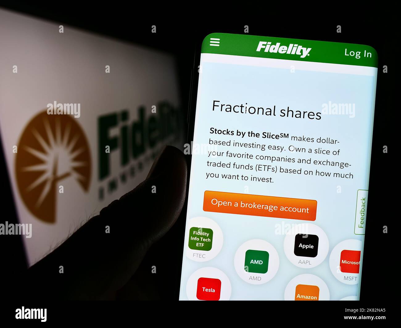 Person, die Mobiltelefon mit der Website des US-Unternehmens Fidelity Investments (FMR LLC) auf dem Bildschirm vor dem Logo hält. Konzentrieren Sie sich auf die Mitte des Telefondisplays. Stockfoto