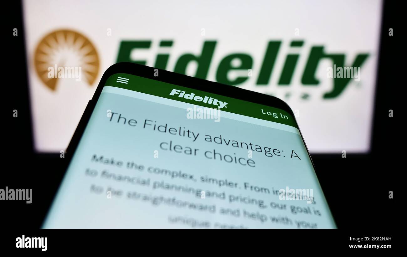 Mobiltelefon mit Webseite des US-Unternehmens Fidelity Investments (FMR LLC) auf dem Bildschirm vor dem Unternehmenslogo. Konzentrieren Sie sich auf die obere linke Seite des Telefondisplays. Stockfoto