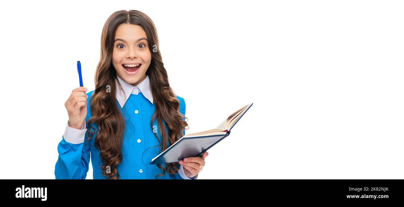 Neue Idee und neue Lösung generieren. Inspirierter Kinderhalter angehoben. Porträt einer Schülerin, Studio-Banner-Header. Schulkindgesicht, Copyspace Stockfoto