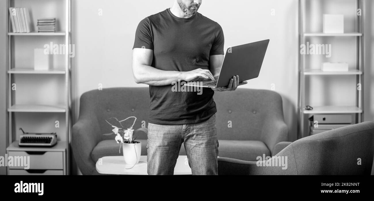 Freiberufler schreiben online. Kerl mit Laptop für das Bloggen. Social Network und Weblog. Stockfoto