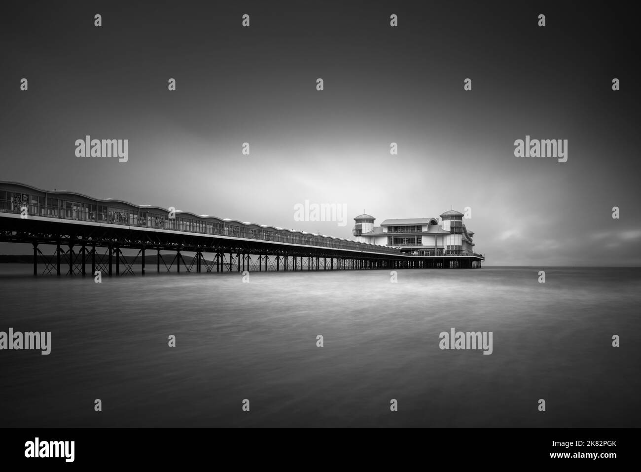 Ein Schwarz-Weiß-Bild des Grand Pier im Bristol Channel bei Weston-super-Mare, North Somerset, England. Stockfoto