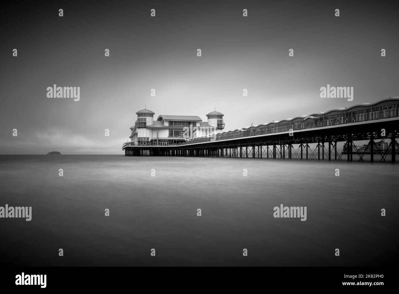 Ein Schwarz-Weiß-Bild des Grand Pier im Bristol Channel bei Weston-super-Mare, North Somerset, England. Stockfoto