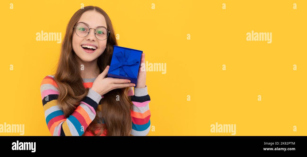 Happy teen Mädchen in Brillen halten Geschenk-Box für den Urlaub ...