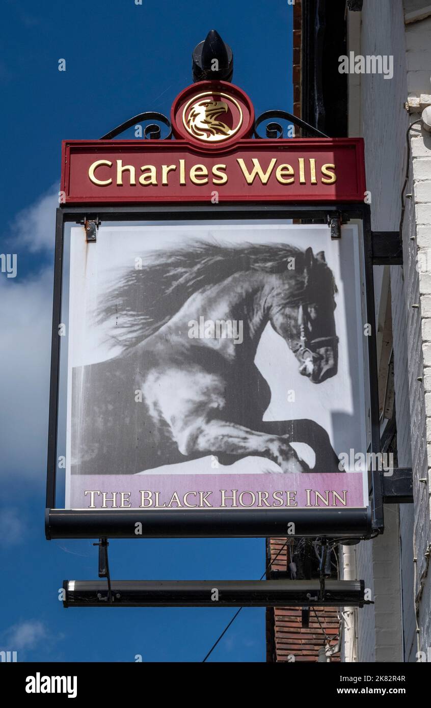 Traditionelles hängendes Pub-Schild am Black Horse Inn - einem öffentlichen Haus von Charles Wells - High Street, Swaffham Bulbeck, Cambridgeshire, England, Großbritannien Stockfoto