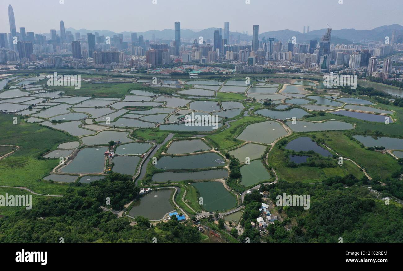 Ein Überblick über den Lok Ma Chau Check Point an der Nordwestgrenze in Hongkong. Der Fünfjahresplan 14. zeigt eine klare Unterstützung für die Entwicklung Hongkongs zu einem internationalen Innovations- und Technologiezentrum (I&T) und beinhaltet den Shenzhen-Hong Kong Loop als eine der vier wichtigsten Kooperationsplattform in der Guangdong-Hong Kong-Macao Greater Bay Area (GBA). Fotografiert von Ma Tso Lung in Lok Ma Chau. 03MAY22. SCMP/May Tse Stockfoto