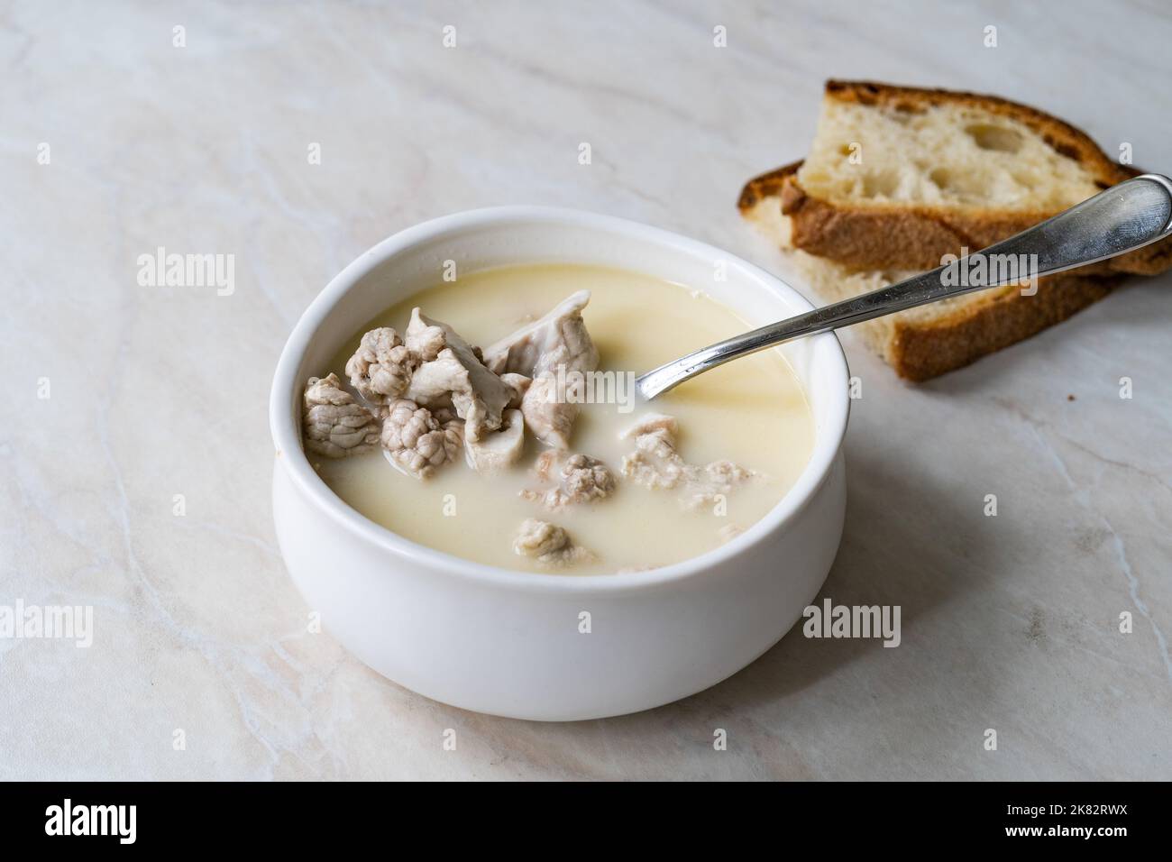 Kutteln, Gehirnsuppe, Iskembe corbasi, traditionelle türkische Kater-Kur in einem lokalen Restaurant. Stockfoto